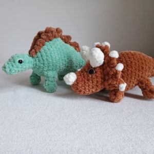 Selbstgehäkelte Dinosaurier Stegosaurus und Triceratops