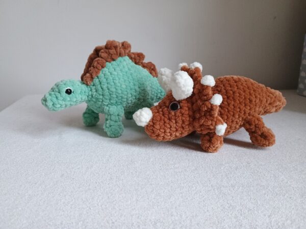 Selbstgehäkelte Dinosaurier Stegosaurus und Triceratops